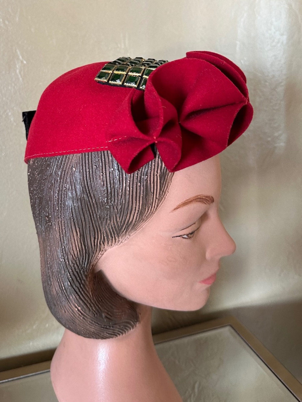 JOYFUL 1940s' RED FELT TAM WITH FRONT FELT CURLS & GREEN JEWEL SQUARES